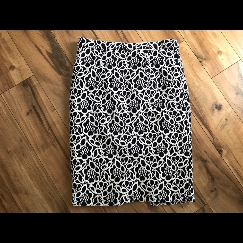 Navy blue skirt, size 4, new condition